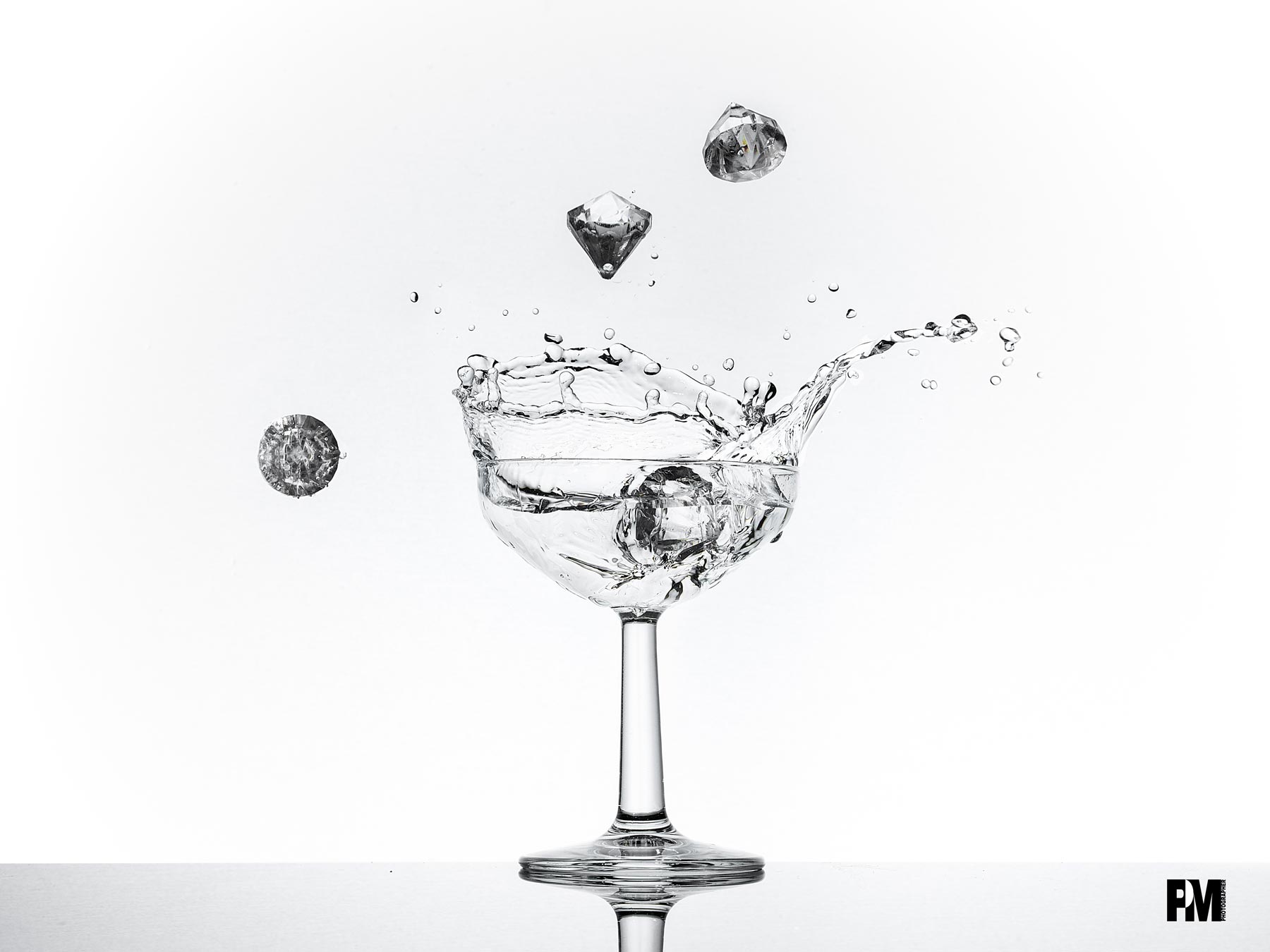 still life foto professionale bicchiere con acqua e diamanti